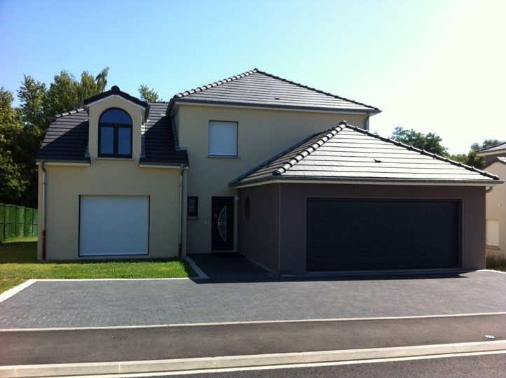 Maison neuve avec sa toiture et son garage double