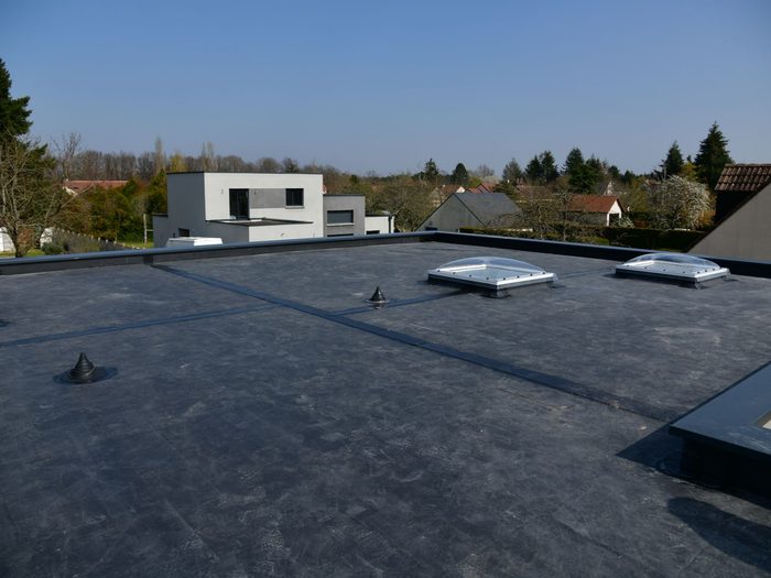 Toit plat étanché avec deux dômes de lumière